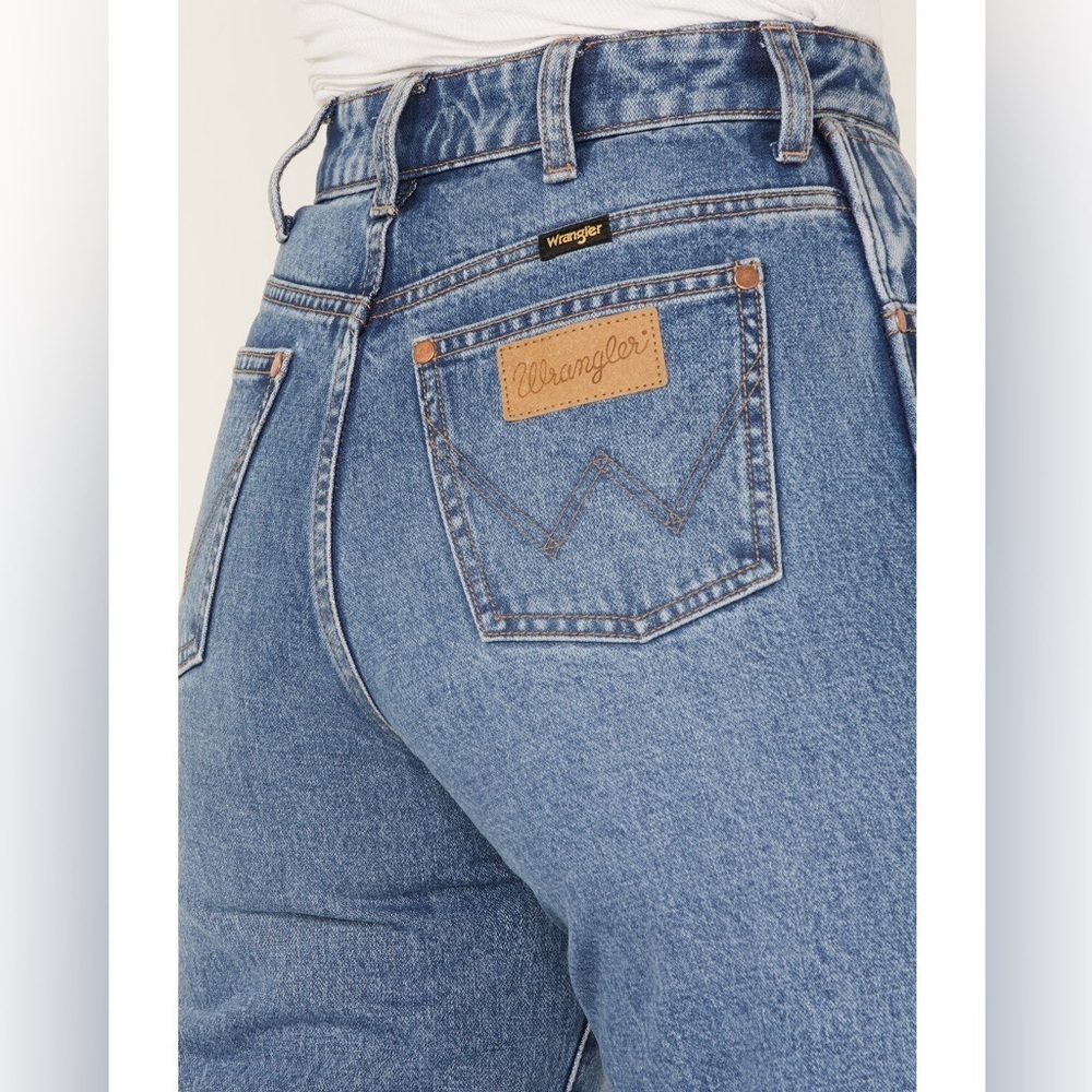 Wrangler Women’s High Rise Relaxed Mom Jeans. Medium Wash. Size 27. - Picture 4 of 12